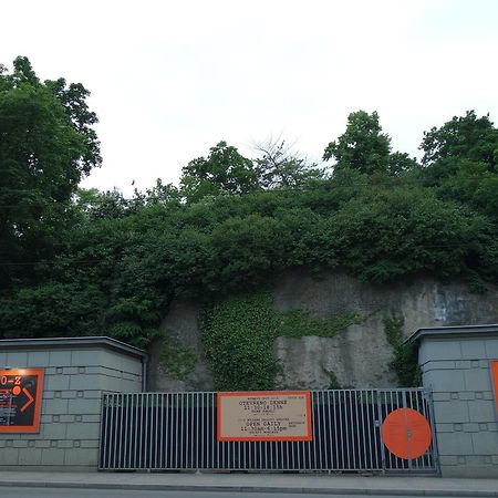 10-Z Bunker Hostel Brno Ngoại thất bức ảnh