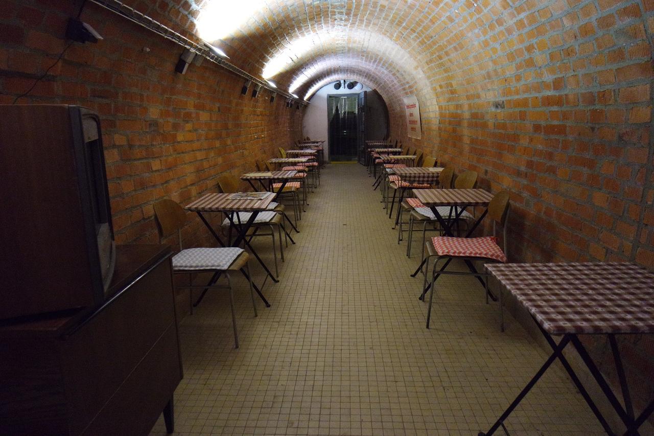 10-Z Bunker Hostel Brno Ngoại thất bức ảnh